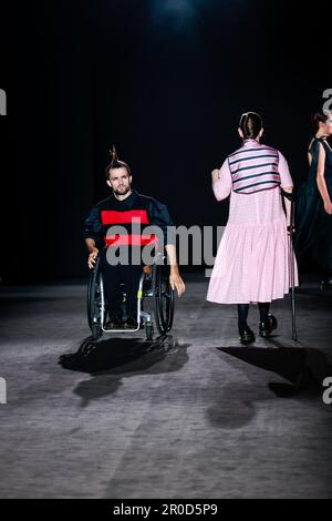 080 OHNE STILVOLLEN LAUFSTEG Stockfoto