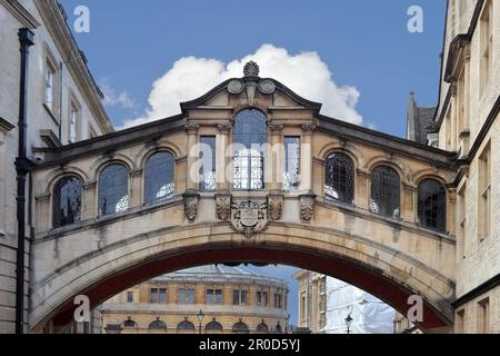 Die Hertford Bridge, auch „Bridge of Sighs“ genannt, verbindet zwei Teile des Hertford College über die New College Lane in Oxford, England. Stockfoto