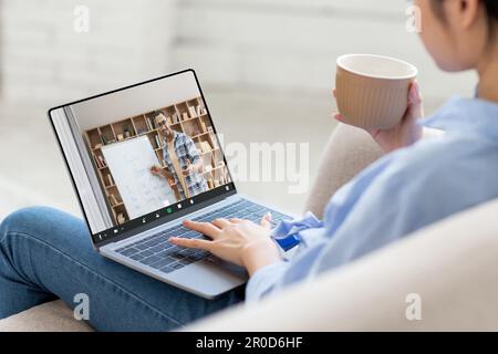 Nahaufnahme einer asiatischen Frau mit Laptop, Online-Bildung Stockfoto