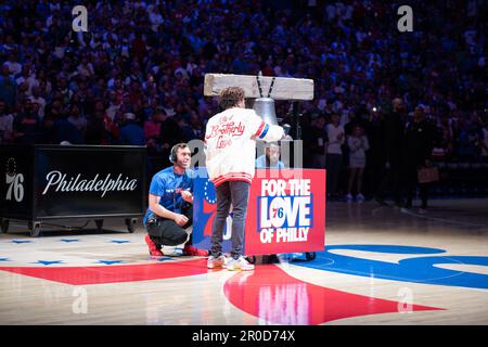 Philadelphia, Philadelphia, Pennsylvania, USA. 7. Mai 2023. PHILADELPHIA, PENNSYLVANIA - 7. MAI: Wanda Sykes läutet die Glocke vor Spiel 4 der Eastern Conference Semi-Finals der NBA-Playoffs 2023 zwischen den Boston Celtics und den Philadelphia 76ers am 7. Mai 2023 im Wells Fargo Center in Philadelphia, Pennsylvania. (Kreditbild: © Stephen Nadler/PX Imagens via ZUMA Press Wire) NUR REDAKTIONELLE VERWENDUNG! Nicht für den kommerziellen GEBRAUCH! Kredit: ZUMA Press, Inc./Alamy Live News Stockfoto