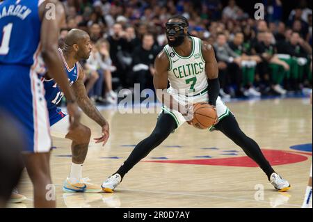 Philadelphia, Philadelphia, Pennsylvania, USA. 7. Mai 2023. PHILADELPHIA, PENNSYLVANIA - 7. MAI: Jaylen Brown #7 der Boston Celtics geht in Runde 2 Spiel 4 der Eastern Conference Semi-Finals 2023 der NBA-Playoffs gegen die Philadelphia 76ers am 7. Mai 2023 im Wells Fargo Center in Philadelphia, Pennsylvania, USA, in den Korb. (Kreditbild: © Stephen Nadler/PX Imagens via ZUMA Press Wire) NUR REDAKTIONELLE VERWENDUNG! Nicht für den kommerziellen GEBRAUCH! Kredit: ZUMA Press, Inc./Alamy Live News Stockfoto