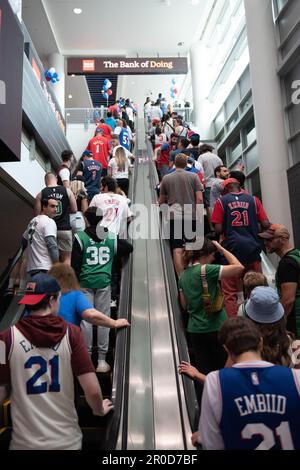 Philadelphia, Philadelphia, Pennsylvania, USA. 7. Mai 2023. PHILADELPHIA, PENNSYLVANIA – 7. MAI: Fans verlassen die Arena nach dem vierten Spiel der Eastern Conference Semi-Finals der NBA-Playoffs 2023 zwischen den Boston Celtics und den Philadelphia 76ers am 7. Mai 2023 im Wells Fargo Center in Philadelphia, Pennsylvania. (Kreditbild: © Stephen Nadler/PX Imagens via ZUMA Press Wire) NUR REDAKTIONELLE VERWENDUNG! Nicht für den kommerziellen GEBRAUCH! Kredit: ZUMA Press, Inc./Alamy Live News Stockfoto