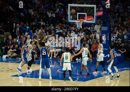 Philadelphia, Philadelphia, Pennsylvania, USA. 7. Mai 2023. PHILADELPHIA, PENNSYLVANIA - MAI 7: Joel Embiid #21 der 76ers schießt den Ball während Runde 2 Spiel 4 der Eastern Conference Semi-Finals 2023 der NBA-Playoffs gegen die Boston Celtics am 7. Mai 2023 im Wells Fargo Center in Philadelphia, Pennsylvania. (Kreditbild: © Stephen Nadler/PX Imagens via ZUMA Press Wire) NUR REDAKTIONELLE VERWENDUNG! Nicht für den kommerziellen GEBRAUCH! Kredit: ZUMA Press, Inc./Alamy Live News Stockfoto