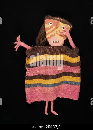 Opportay Textile Puppe, 1000-1400, Late Horizon, Inka. Diese Puppe besteht aus Stöcken und Spindeln mit rosafarbener Wolle. Sie trägt eine Tunika aus Wolle und Baumwolle. Ihr Gesicht wurde separat auf einem MiniaturWebstuhl gewebt, und ihr Haar ist grobe Alpaka-Wolle mit natürlichen Haaren, die darin verdrillt sind. Stockfoto
