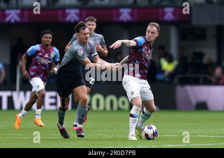 Burnleys Ashley Barnes (rechts) und Ryan Wintle von Cardiff City während des Sky Bet Championship-Spiels in Turf Moor, Burnley. Foto: Montag, 8. Mai 2023. Stockfoto