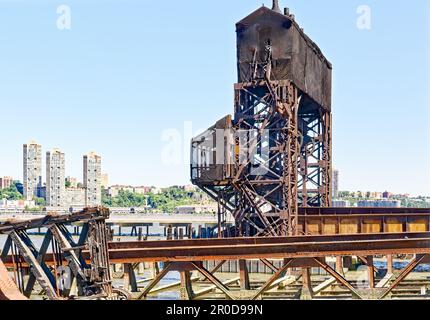 Dieser rostende Verfall – heute ein Wahrzeichen – bewegte einst Güterwaggons auf und von Lastkähnen, die den Hudson River überquerten, bevor ein Eisenbahntunnel gebaut wurde. Stockfoto