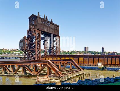 Dieser rostende Verfall – heute ein Wahrzeichen – bewegte einst Güterwaggons auf und von Lastkähnen, die den Hudson River überquerten, bevor ein Eisenbahntunnel gebaut wurde. Stockfoto