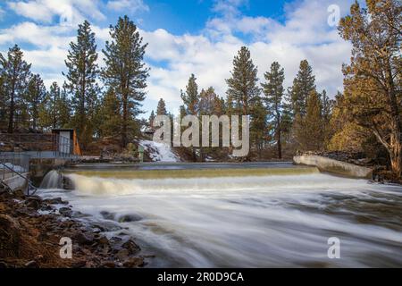 Das Frühlingsschmelzwasser fließt über dem Pine Creek Weir in der Nähe des Eagle Lake im Lassen County California, USA. Stockfoto