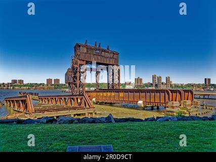 Dieser rostende Verfall – heute ein Wahrzeichen – bewegte einst Güterwaggons auf und von Lastkähnen, die den Hudson River überquerten, bevor ein Eisenbahntunnel gebaut wurde. Stockfoto