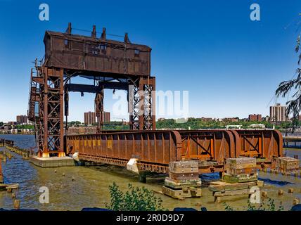 Dieser rostende Verfall – heute ein Wahrzeichen – bewegte einst Güterwaggons auf und von Lastkähnen, die den Hudson River überquerten, bevor ein Eisenbahntunnel gebaut wurde. Stockfoto