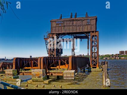 Dieser rostende Verfall – heute ein Wahrzeichen – bewegte einst Güterwaggons auf und von Lastkähnen, die den Hudson River überquerten, bevor ein Eisenbahntunnel gebaut wurde. Stockfoto