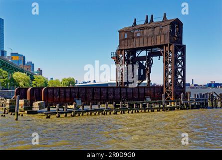 Dieser rostende Verfall – heute ein Wahrzeichen – bewegte einst Güterwaggons auf und von Lastkähnen, die den Hudson River überquerten, bevor ein Eisenbahntunnel gebaut wurde. Stockfoto