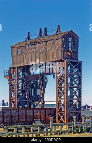 Dieser rostende Verfall – heute ein Wahrzeichen – bewegte einst Güterwaggons auf und von Lastkähnen, die den Hudson River überquerten, bevor ein Eisenbahntunnel gebaut wurde. Stockfoto