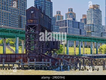 Dieser rostende Verfall – heute ein Wahrzeichen – bewegte einst Güterwaggons auf und von Lastkähnen, die den Hudson River überquerten, bevor ein Eisenbahntunnel gebaut wurde. Stockfoto