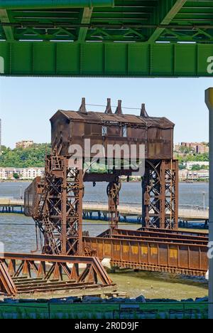 Dieser rostende Verfall – heute ein Wahrzeichen – bewegte einst Güterwaggons auf und von Lastkähnen, die den Hudson River überquerten, bevor ein Eisenbahntunnel gebaut wurde. Stockfoto