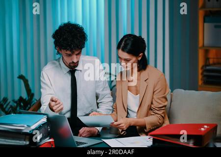 Ein Geschäftspaar, das an der Dokumentation für ein Startprojekt arbeitet Stockfoto