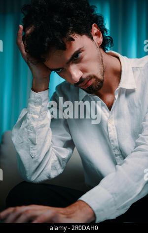 Unternehmer, der unter Depressionen und Angst leidet und spät nachts im Büro arbeitet Stockfoto