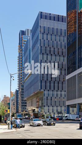 Das John Jay College of Criminal Justice ist Teil der CUNY, City University of New York, an der 860 11. Avenue in New York's Hell’s Kitchen. Stockfoto