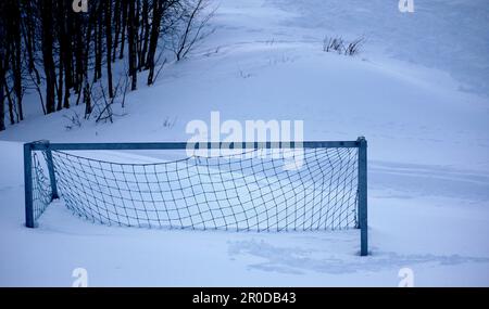 Fußballtor mit Schnee bedeckt Stockfoto