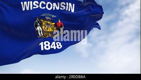 Die Staatsflagge von Wisconsin winkt an klaren Tagen im Wind. Marineblaue Flagge mit Wisconsin-Wappen, ‚Wisconsin‘ und ‚1848‘ in Weiß. 3D Abbildung r Stockfoto