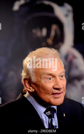 Washington, Vereinigte Staaten von Amerika. 20. Juli 2009. Der pensionierte Apollo-Astronaut Buzz Aldrin bemerkte während eines Live-Interviews anlässlich des 40. Jahrestags der Mondlandung von Apollo 11 im NASA-Hauptquartier, 20. Juli 2009 in Washington, D.C. Kredit: Paul Alers/NASA/Alamy Live News Stockfoto