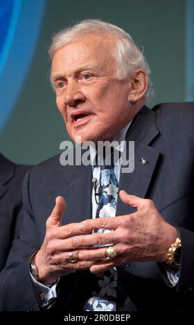 Washington, Vereinigte Staaten von Amerika. 11. August 2009. Der pensionierte Apollo-Astronaut Buzz Aldrin hält während des 40. Jahrestages der Apollo 11 Mission und der Walk on the Moon Pressekonferenz im NASA-Hauptquartier am 20. Juli 2009 in Washington, D.C. Aldrin war der Mondmodul-Adler-Pilot auf der 1969. Apollo-11-Mission, er und der Befehlshaber der Mission Neil Armstrong waren die ersten beiden Menschen, die auf dem Mond landeten. Kredit: Paul Alers/NASA/Alamy Live News Stockfoto