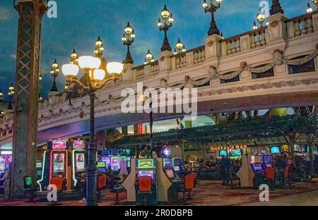 Das Paris Las Vegas Hotel and Casino wurde im Stil von Paris erbaut und verfügt über eine Brücke und Straßenlaternen sowie Videospielautomaten in Las Vegas, Nevada Stockfoto