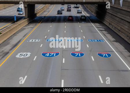 Cincinnati - circa Mai 2023: Interstate 71, auch bekannt als Fort Washington Way, durch die Innenstadt mit Markierungen für I-71, I-471 und US-50. Stockfoto