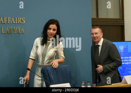 RIGA, Lettland. 8. Mai 2023. Dominique Hasler (L), Minister für auswärtige Angelegenheiten, Bildung und Sport Liechtensteins, und Edgars Rinkevics (R), Außenminister Lettlands, während der Pressekonferenz. Kredit: Gints Ivuskans/Alamy Live News Stockfoto