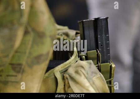 Armeetaschen und ein Holster mit Waffen für Militäruniformen. Beutel für Artikel und Kartuschen für die Maschine Stockfoto