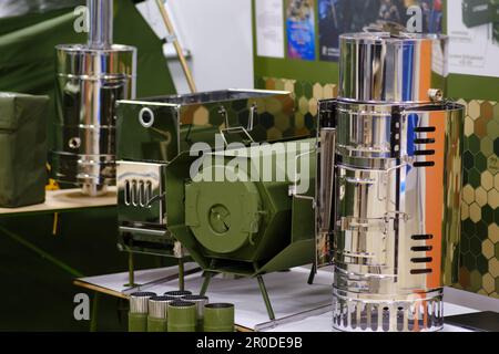 Ein vielseitiges, robustes und transportierbares Armeebad, das speziell für die Bedürfnisse von Soldaten auf dem Feld entwickelt wurde. Stockfoto