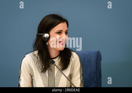 RIGA, Lettland. 8. Mai 2023. Dominique Hasler (auf Foto), Minister für auswärtige Angelegenheiten, Bildung und Sport Liechtensteins, und Edgars Rinkevics, Außenminister Lettlands, während der Pressekonferenz. Kredit: Gints Ivuskans/Alamy Live News Stockfoto