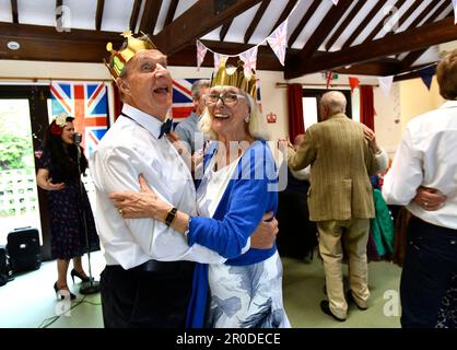 Die Krönung von König Charles wird in der Coalport Village Hall in Shropshire gefeiert. Kronentee-Tanz. Tee, Kuchen und Musik im Ironbridge und Coalbrookdale Civic Society Krönung Teetanz in der Coalport Village Hall. Kredit: Dave Bagnall Kredit: David Bagnall/Alamy Live News Stockfoto