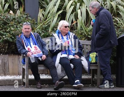 Brighton und Hove, Großbritannien. 8. Mai 2023. Die Fans von Brighton und Hove Albion saßen vor dem Spiel der Premier League im AMEX Stadium, Brighton und Hove vor dem Stadion. Das Bild sollte lauten: Paul Terry/Sportimage Credit: Sportimage Ltd/Alamy Live News Stockfoto