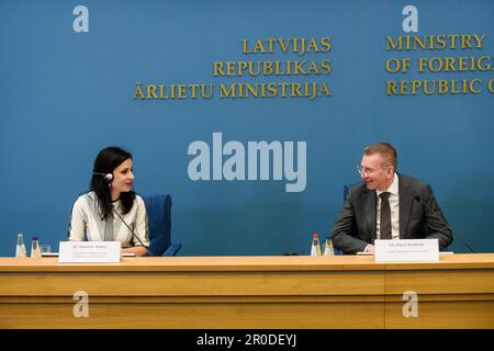 RIGA, Lettland. 8. Mai 2023. Dominique Hasler (L), Minister für auswärtige Angelegenheiten, Bildung und Sport Liechtensteins, und Edgars Rinkevics (R), Außenminister Lettlands, während der Pressekonferenz. Kredit: Gints Ivuskans/Alamy Live News Stockfoto