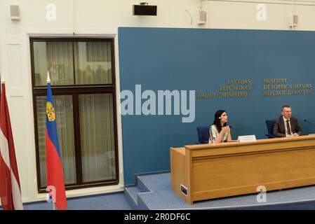 RIGA, Lettland. 8. Mai 2023. Dominique Hasler (L), Minister für auswärtige Angelegenheiten, Bildung und Sport Liechtensteins, und Edgars Rinkevics (R), Außenminister Lettlands, während der Pressekonferenz. Kredit: Gints Ivuskans/Alamy Live News Stockfoto