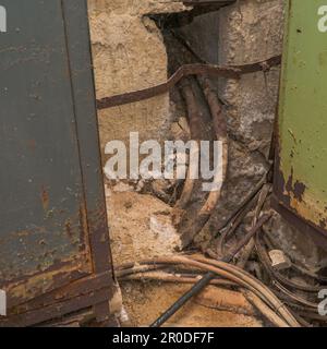 Alte dicke Elektrokabel im Kerker oder im Untergeschoss Stockfoto