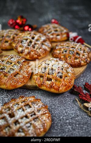 Ein vertikales Bild von frisch gebackenen Apfelkuchen, dekoriert für die Weihnachtszeit Stockfoto