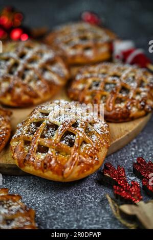 Ein vertikales Bild von frisch gebackenen Apfelkuchen, dekoriert für die Weihnachtszeit Stockfoto