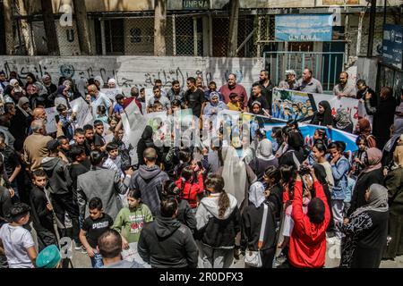 Nablus, Palästina. 08. Mai 2023. Palästinenser versammeln sich mit Plakaten und Bannern vor dem Hauptquartier des Hilfswerks der Vereinten Nationen (UNRWA) im Flüchtlingslager Askar und fordern die Bereitstellung von Dienstleistungen, die Eröffnung von Gesundheitszentren und Schulen. (Foto von Nasser Ishtayeh/SOPA Images/Sipa USA) Guthaben: SIPA USA/Alamy Live News Stockfoto