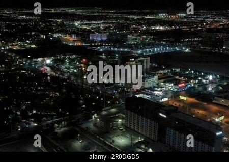 Das Westin Las Vegas Resort and Spa in Las Vegas, Nevada, USA, bietet bei Nacht einen fantastischen Blick auf die Lichter der Stadt. Stockfoto