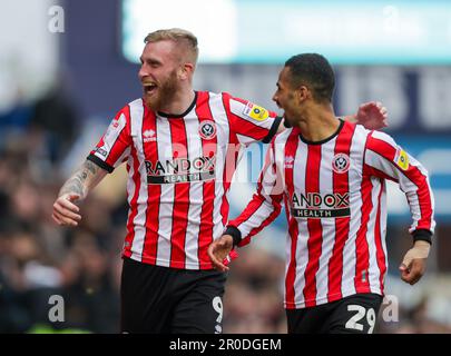 Birmingham, Großbritannien. 08. Mai 2023. Sheffield United's #9 Oliver McBurnie feiert das Tor am 8. Mai 2023 in St. Andrews, Birmingham, England, mit dem Torschütze Iliman Ndiaye, #29, während des EFL Sky Bet Championship-Spiels zwischen Birmingham City und Sheffield Utd. Foto: Stuart Leggett. Nur redaktionelle Verwendung, Lizenz für kommerzielle Verwendung erforderlich. Keine Verwendung bei Wetten, Spielen oder Veröffentlichungen von Clubs/Ligen/Spielern. Kredit: UK Sports Pics Ltd/Alamy Live News Stockfoto