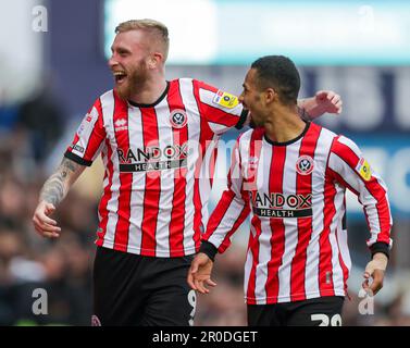 Birmingham, Großbritannien. 08. Mai 2023. Sheffield United's #9 Oliver McBurnie feiert das Tor am 8. Mai 2023 in St. Andrews, Birmingham, England, mit dem Torschütze Iliman Ndiaye, #29, während des EFL Sky Bet Championship-Spiels zwischen Birmingham City und Sheffield Utd. Foto: Stuart Leggett. Nur redaktionelle Verwendung, Lizenz für kommerzielle Verwendung erforderlich. Keine Verwendung bei Wetten, Spielen oder Veröffentlichungen von Clubs/Ligen/Spielern. Kredit: UK Sports Pics Ltd/Alamy Live News Stockfoto