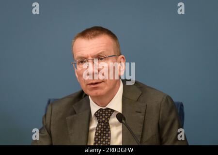 RIGA, Lettland. 8. Mai 2023. Dominique Hasler, Minister für auswärtige Angelegenheiten, Bildung und Sport Liechtensteins, und Edgars Rinkevics (auf Foto), Außenminister Lettlands, während der Pressekonferenz. Kredit: Gints Ivuskans/Alamy Live News Stockfoto