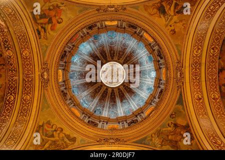 Granada, Spanien, 07. März 2023. Ein wunderschönes Interieur der Basilika San Juan de Dios. Stockfoto