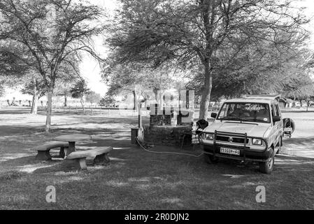 Upington, Südafrika - 24. Februar 2023: Camping in der Kalahari Monate Lodge an der Straße R360 nördlich von Upington im Nordkap. Schwarzweiß Stockfoto