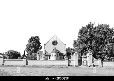 Jagersfontein, Südafrika - 21. Februar 2022: Eine Straßenszene mit dem historischen römisch-katholischen Churh in Jagersfontein in der Freistaat-Provinz. Monoc Stockfoto