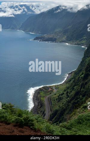 Der Blick nach Osten entlang der Küste von Porto Moniz nach Seixal, Madeira, Portugal Stockfoto