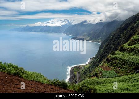 Der Blick nach Osten entlang der Küste von Porto Moniz nach Seixal, Madeira, Portugal Stockfoto