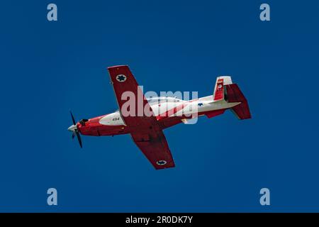 Ein Beechcraft T-6 Texan II Flugzeug der Israeli Air Force (IAF) Aerobatic Team fliegt während der jährlichen Feier von in Formation Stockfoto